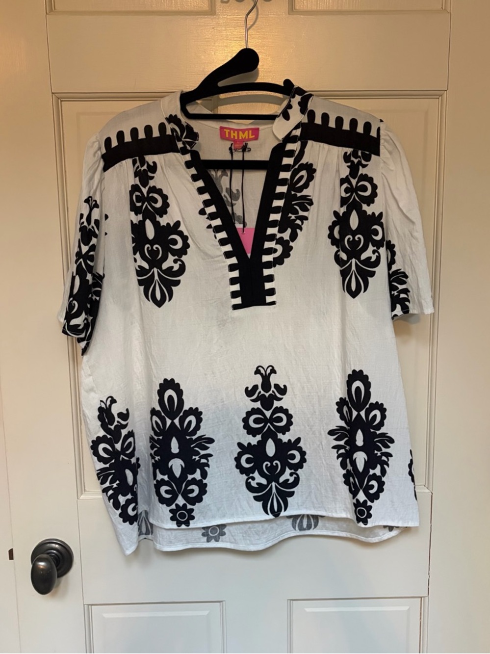 THML Black & White flowy top, NWT sz M